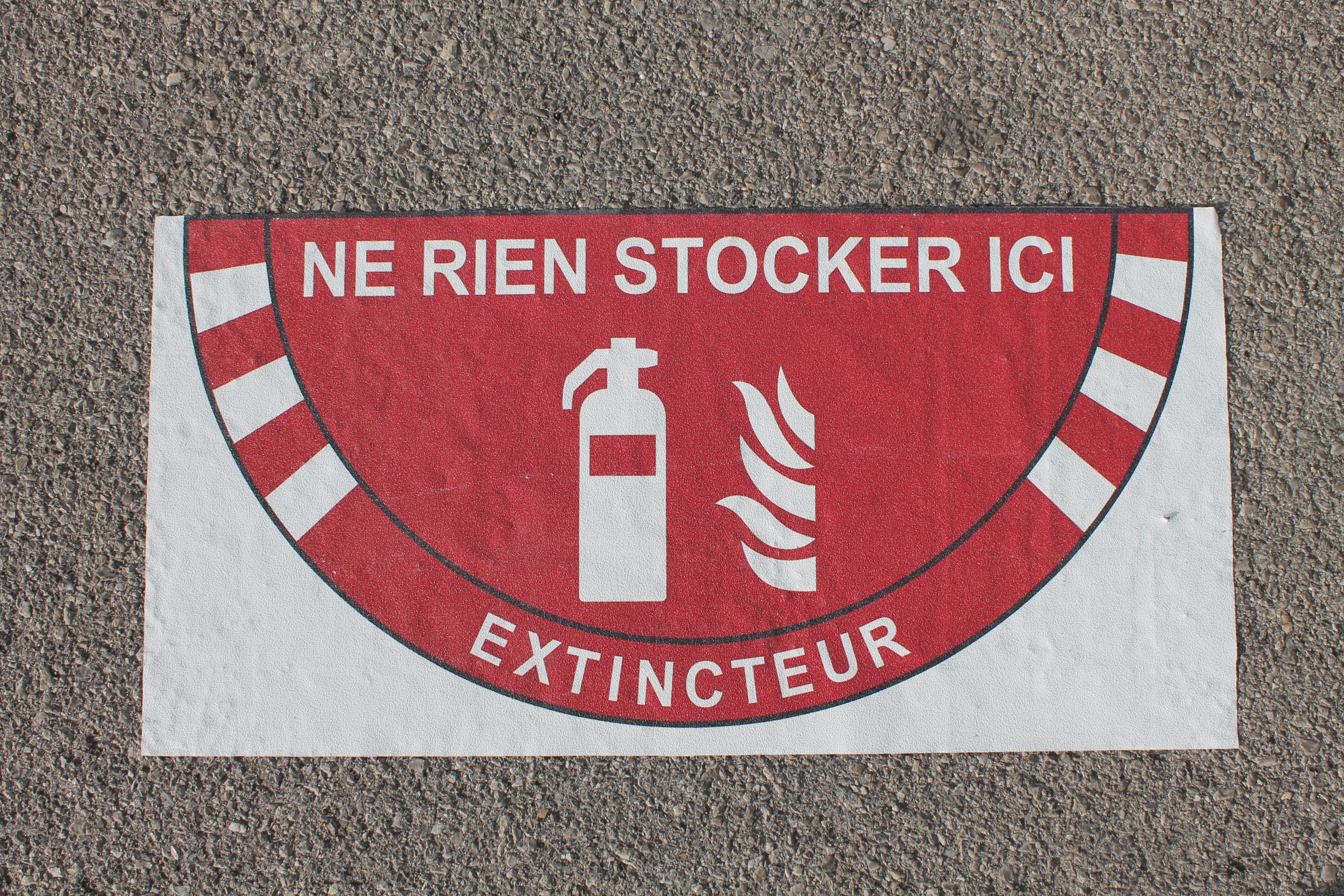 Marquage sol NE RIEN STOCKER ICI - EXTINCTEUR - extérieur