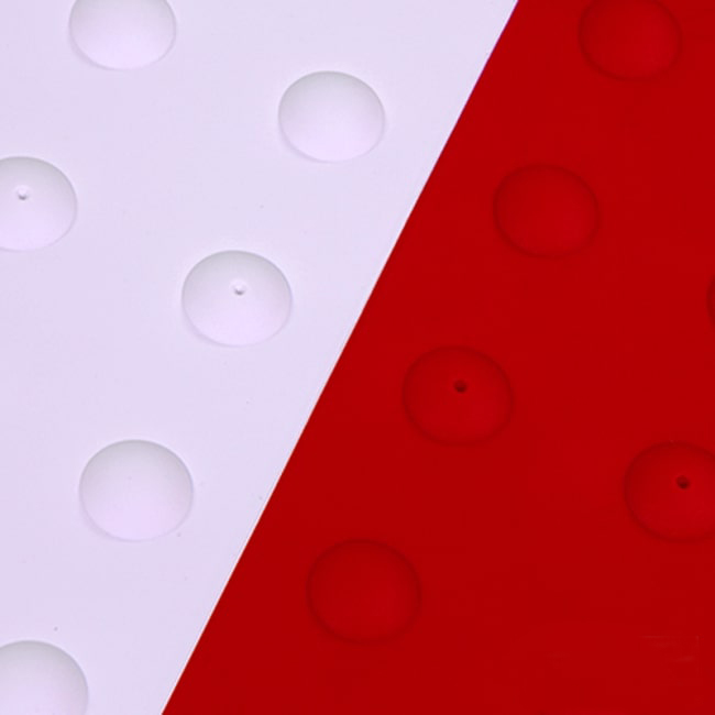 Detail plaque podotactile passage pieton rouge blanc